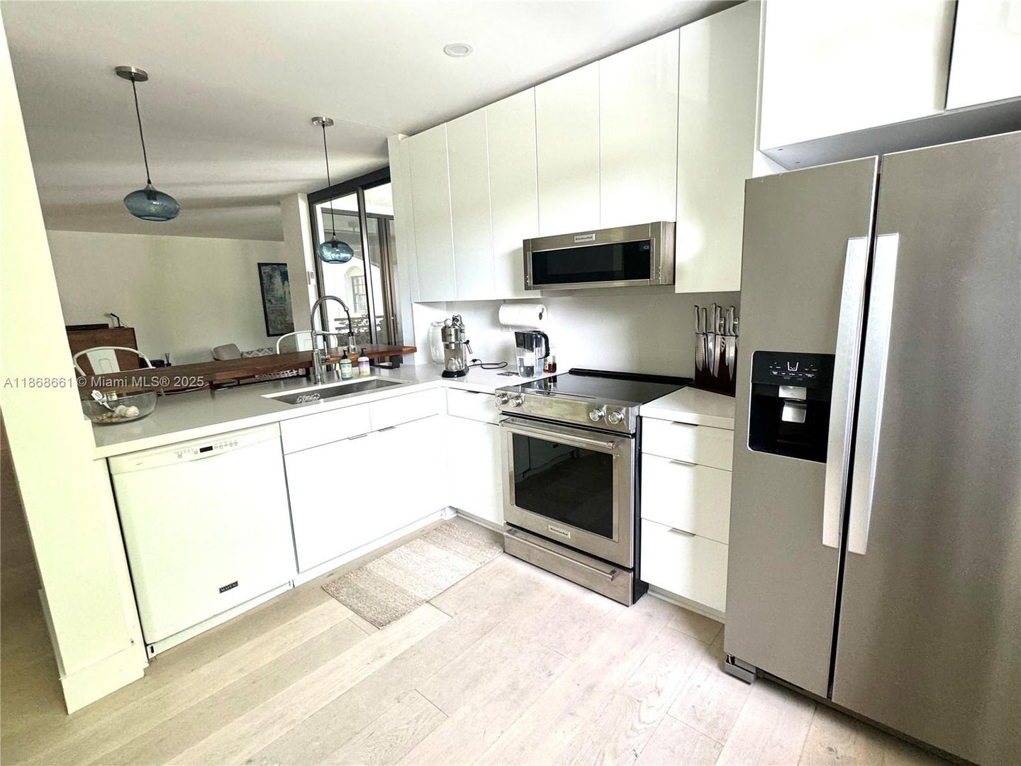 Aventura House: 3553 Magellan Circle 318-1