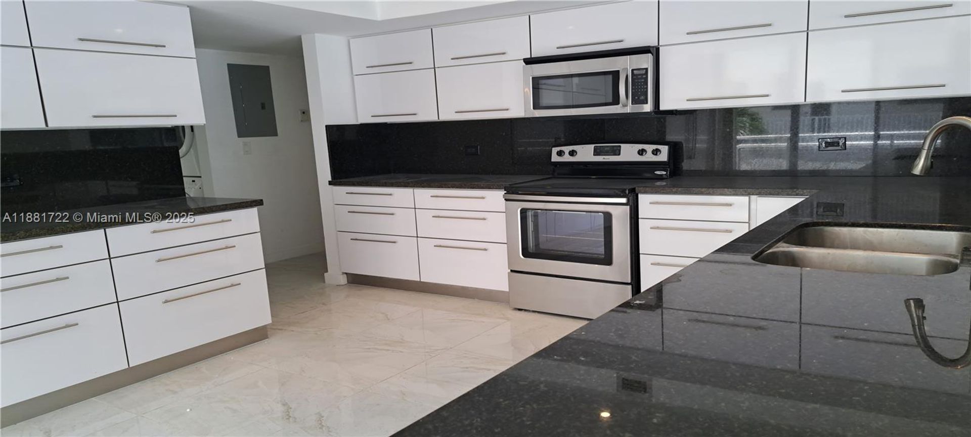 Hallandale Beach House: 468 Golden Isles Drive 202