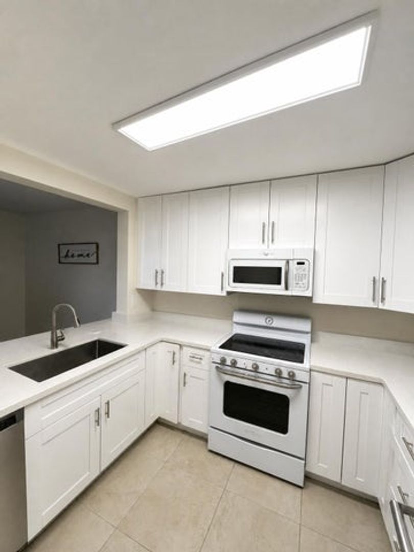 Davie House: 7173 Orange Drive 118b