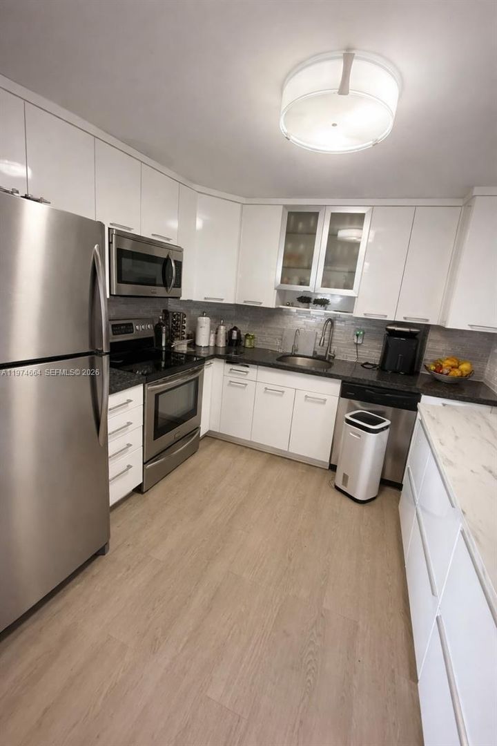 Sunny Isles Beach House: 300 Bayview Drive 2106