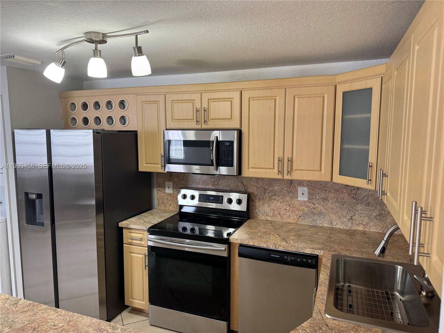 Hialeah House: 7542 NW 175th Street 7542