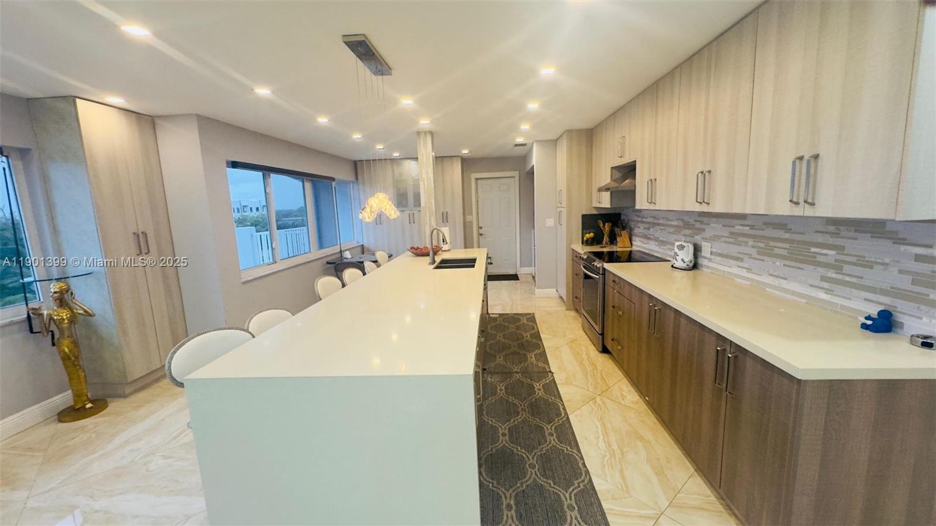 Hallandale Beach House: 329 SE 3rd Street 502S