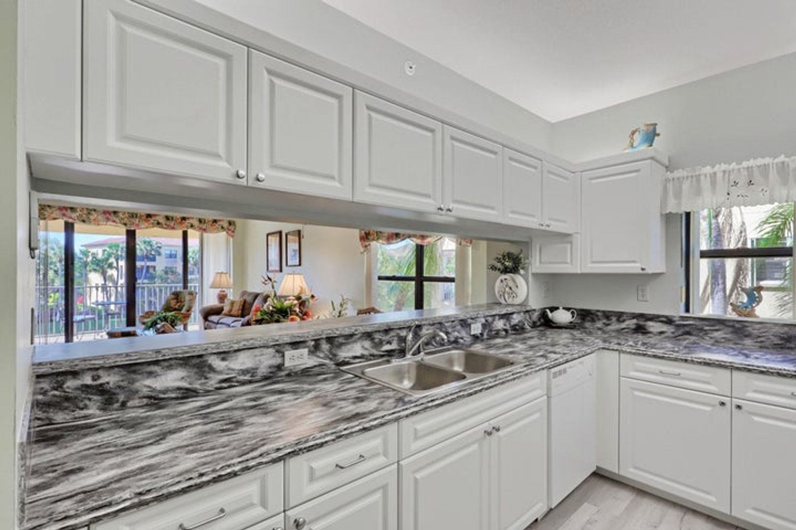 Juno Beach House: 800 Uno Lago Drive 305