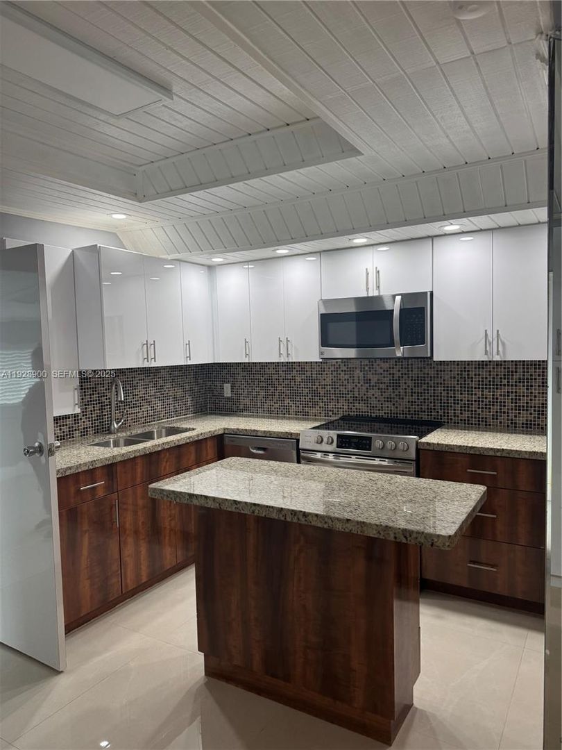 Hialeah House: 881 Hialeah Drive