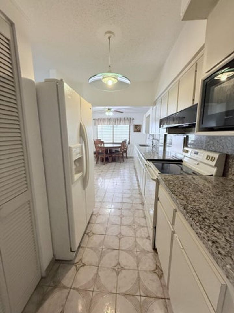 Hialeah House: 957 W 67th Street
