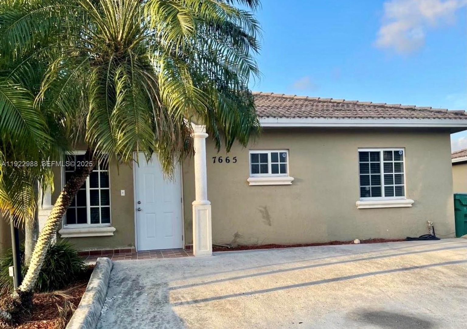 Hialeah House: 7665 NW 183rd Terrace 1405