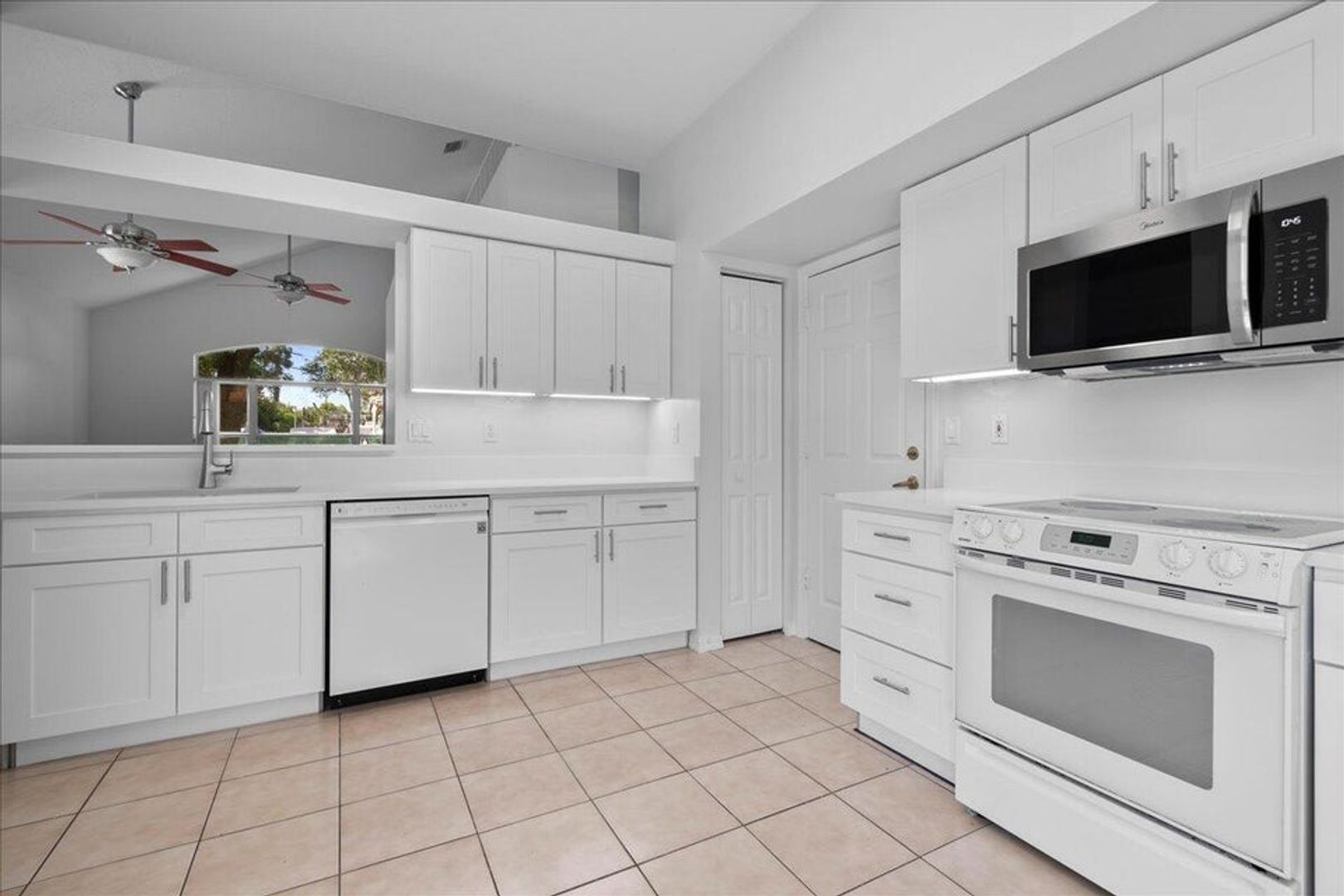 Riviera Beach House: 5143 Elpine Way