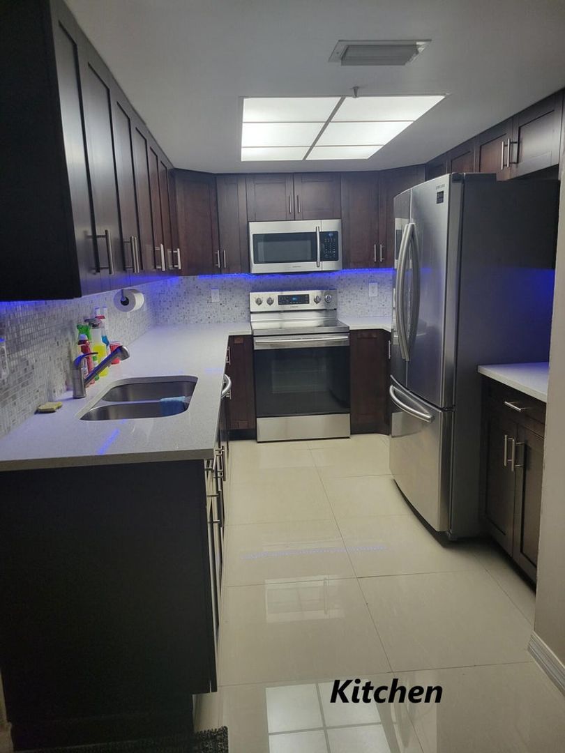 Royal Palm Beach House: 1400 Crestwood Court S 1402