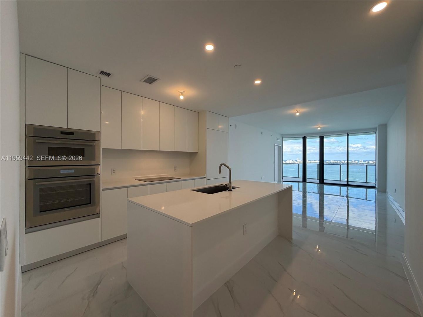 Miami House: 700 24 3503