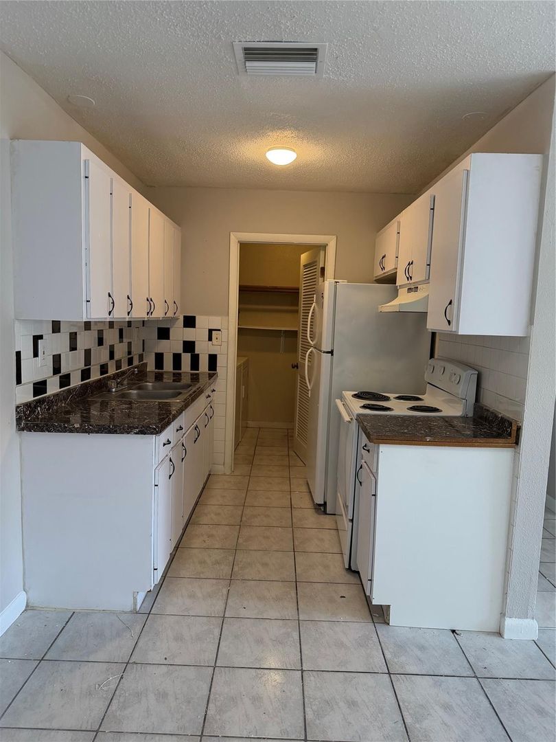 Pompano Beach House: 990 SW 76th Avenue