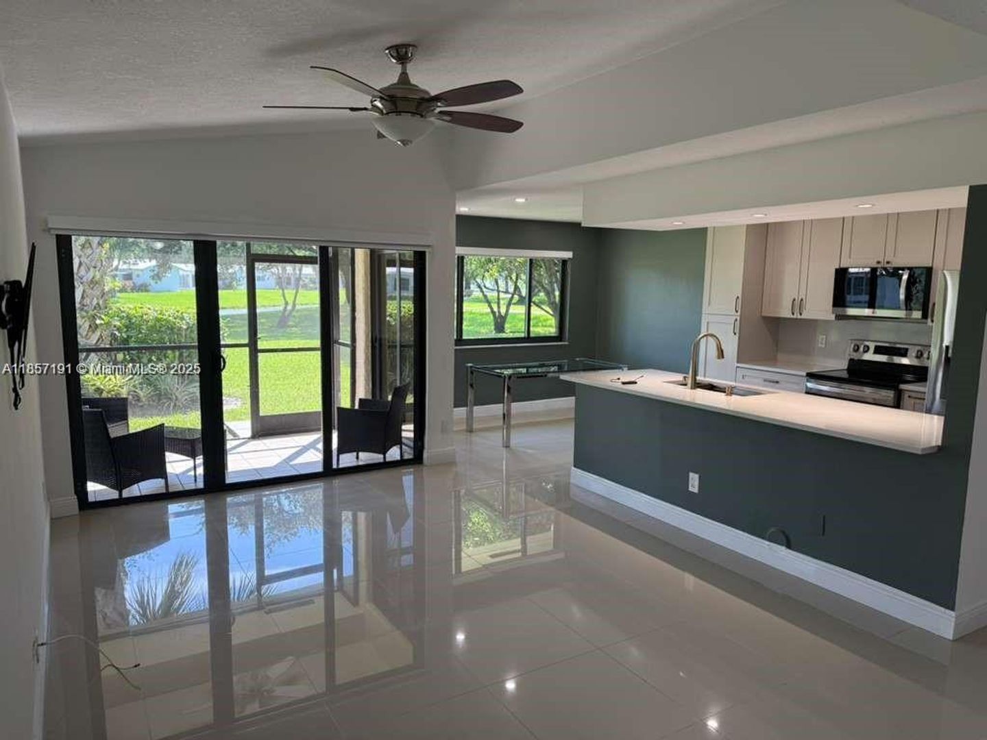 Plantation House: 8148 NW 17th Manor --