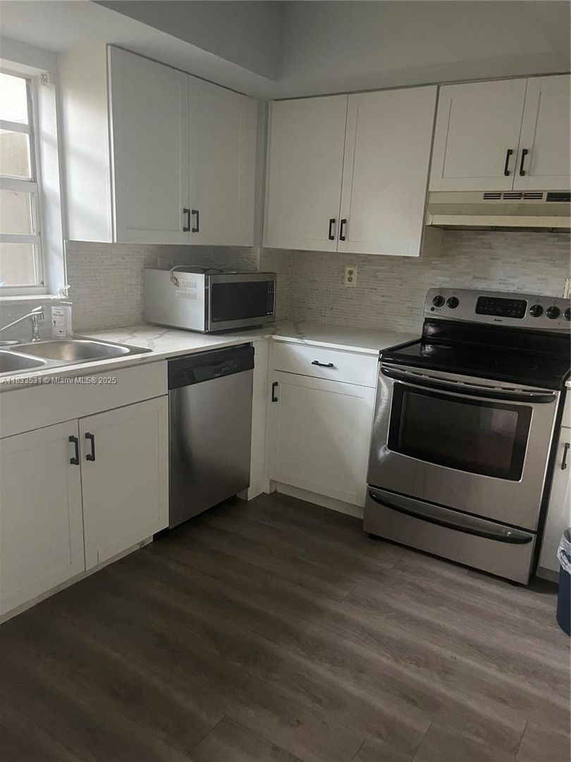 cooper city House: 12390 SW 51st Place 12390