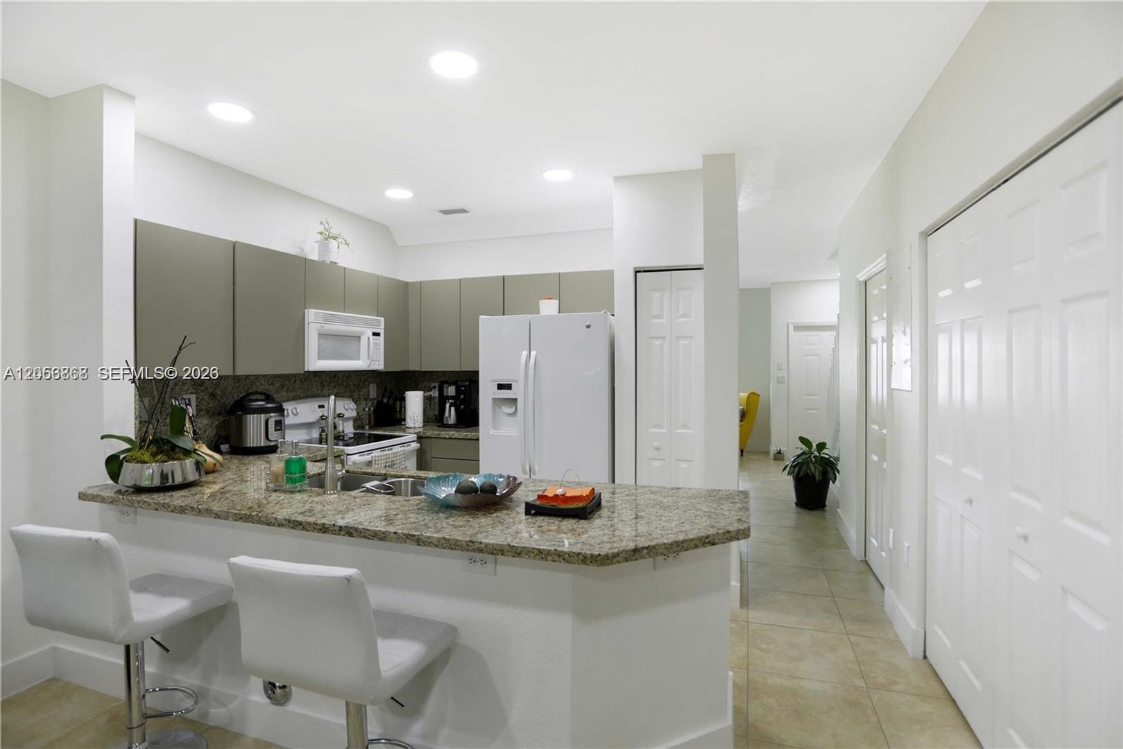 Doral House: 5701 NW 114th Court 106