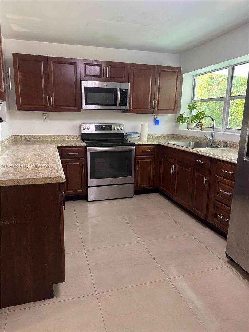 North Miami Beach House: 16030 Miami Drive