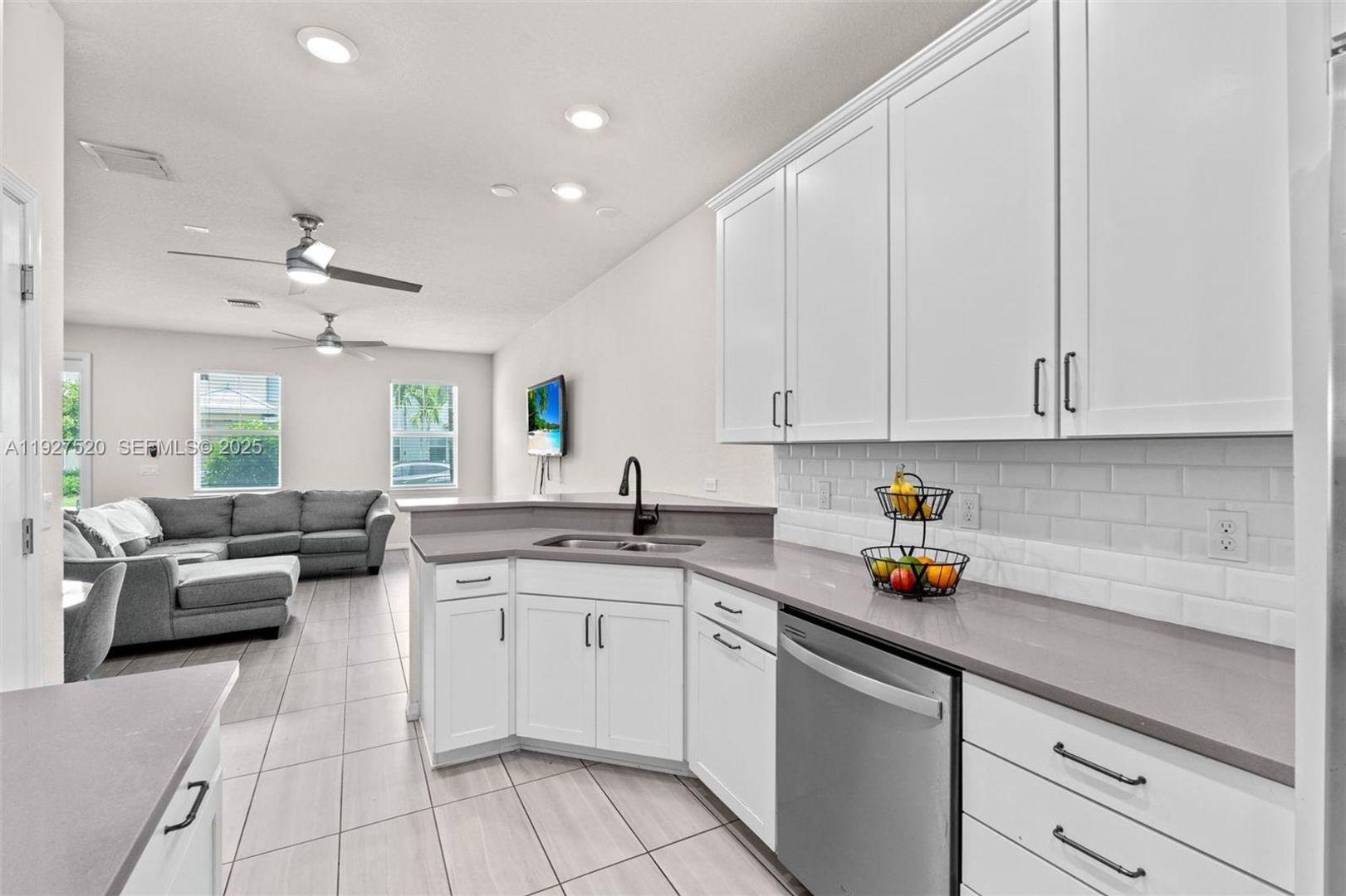 Hollywood House: 1190 Eucalyptus Drive 5