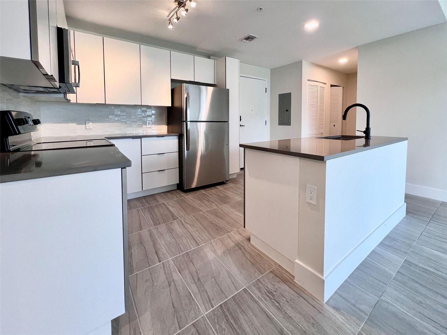 Dania Beach House: 120 N Compass Way 701