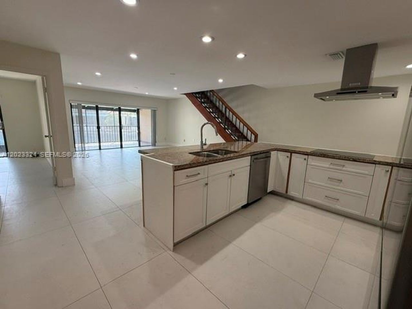 Miami Lakes House: 8304 Dundee Terrace