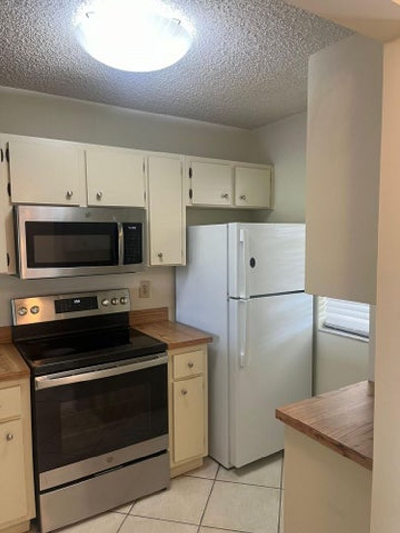 Boca Raton  (Unincorporated) House: 9993 Three Lakes Circle
