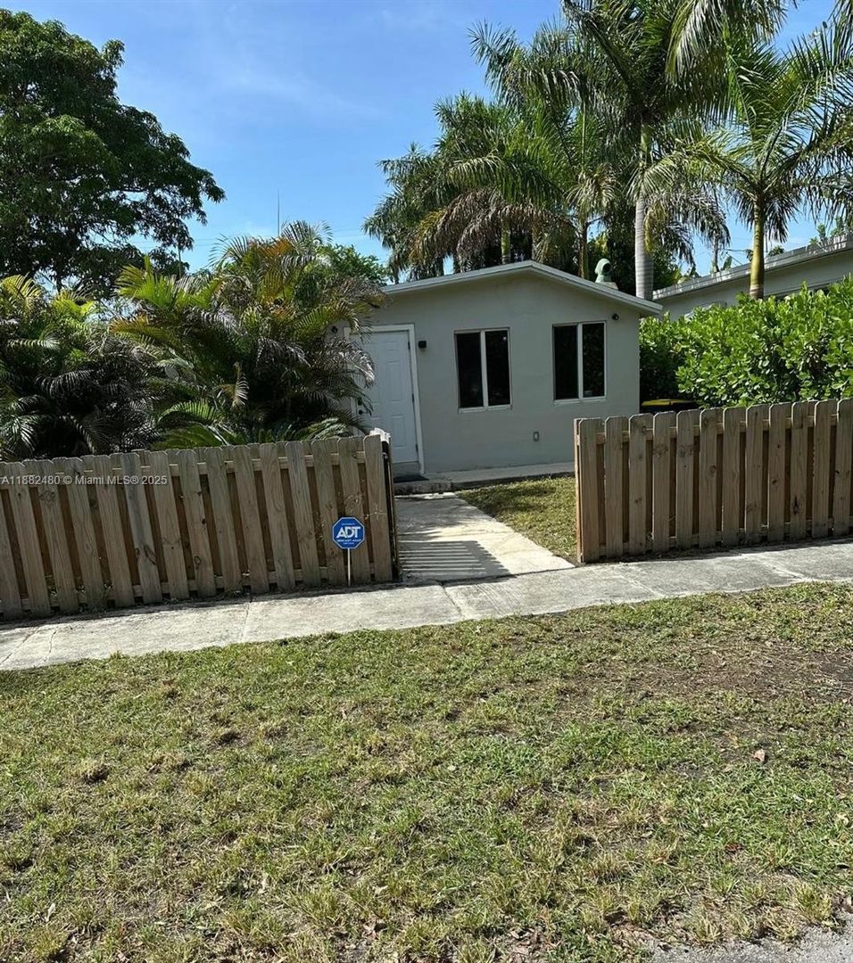 Dania Beach House: 37 SW 12th Street 1-4