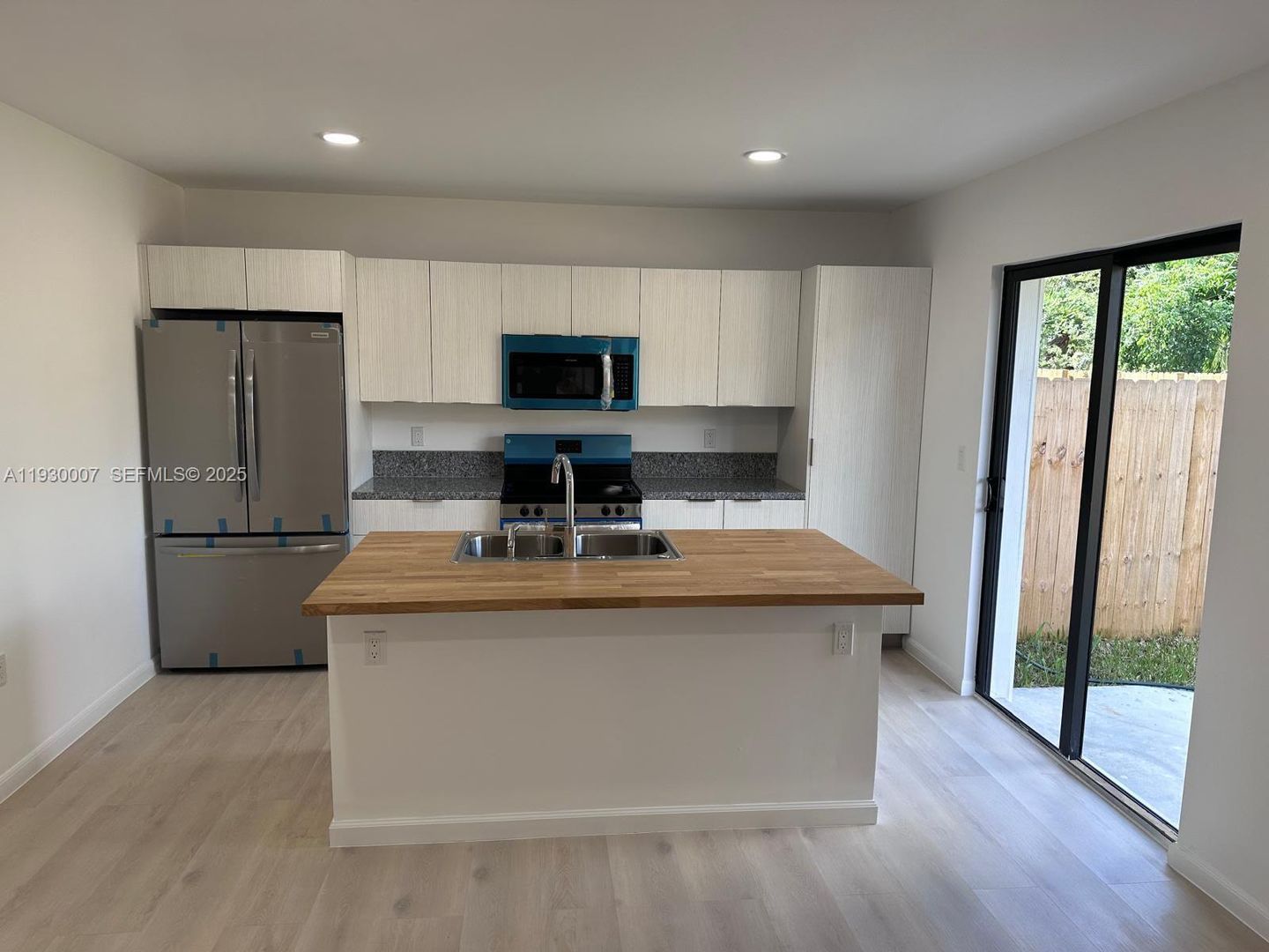 Florida City House: 574 NW 7th Street 1