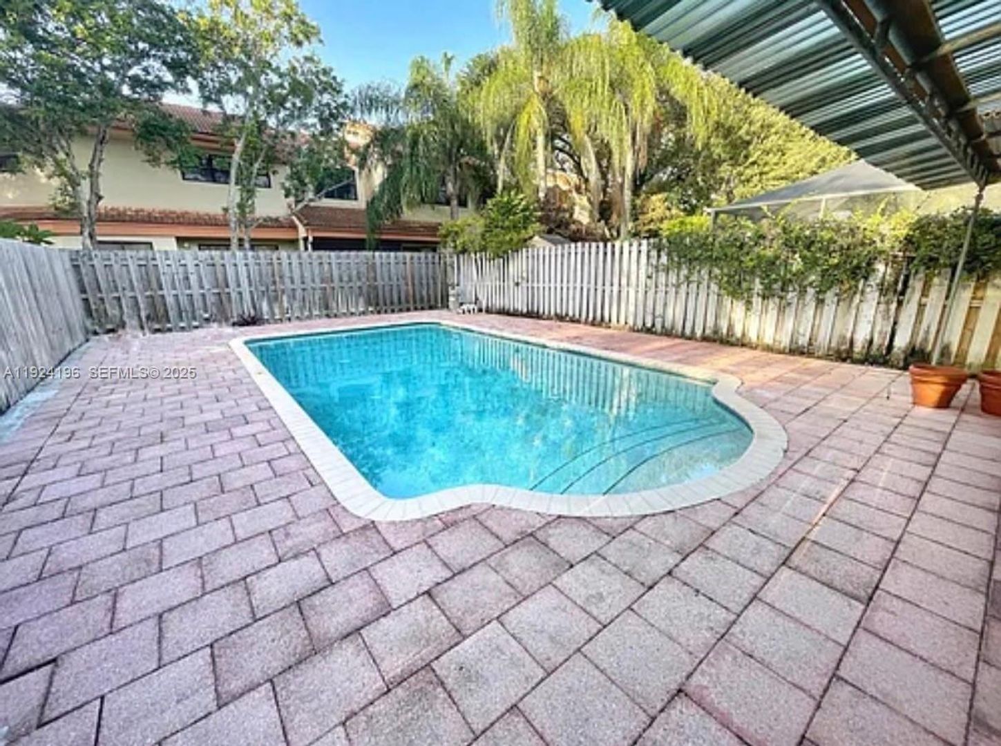 Hollywood House: 3325 Oak Drive