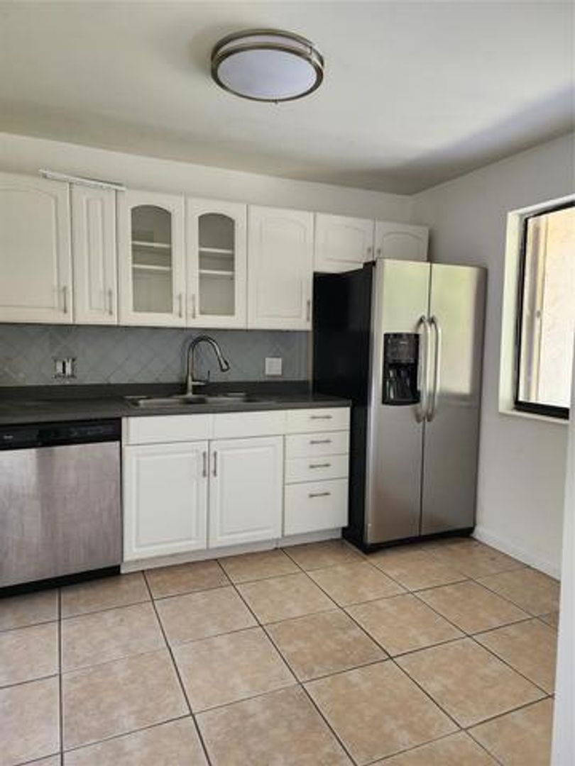 Weston House: 390 Racquet Club Road 204