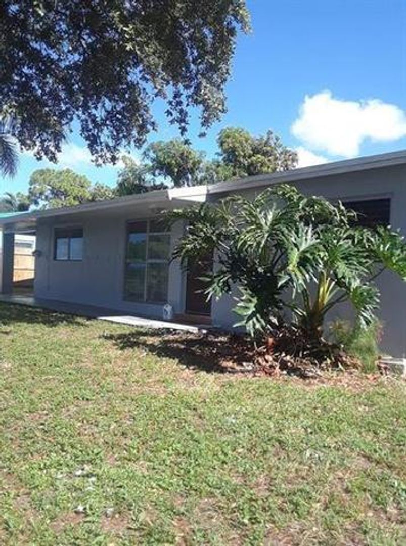 Deerfield Beach House: 223 SE 14th Place