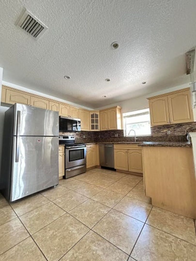 West Palm Beach House: 819 Hansen Street