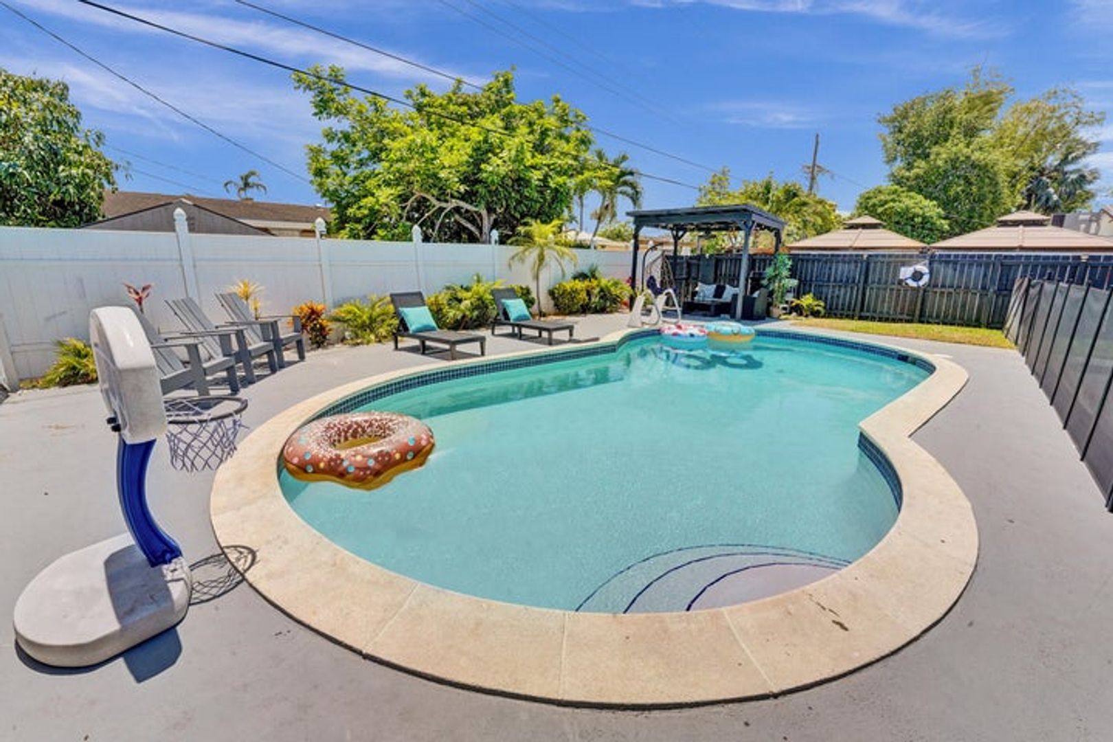 Hollywood House: 6740 CUSTER Street