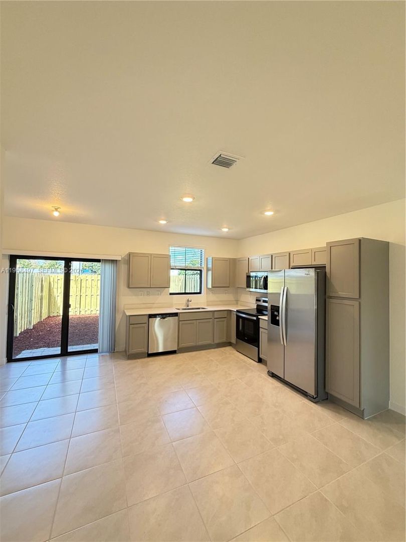 Florida City House: 323 NE 16th Street