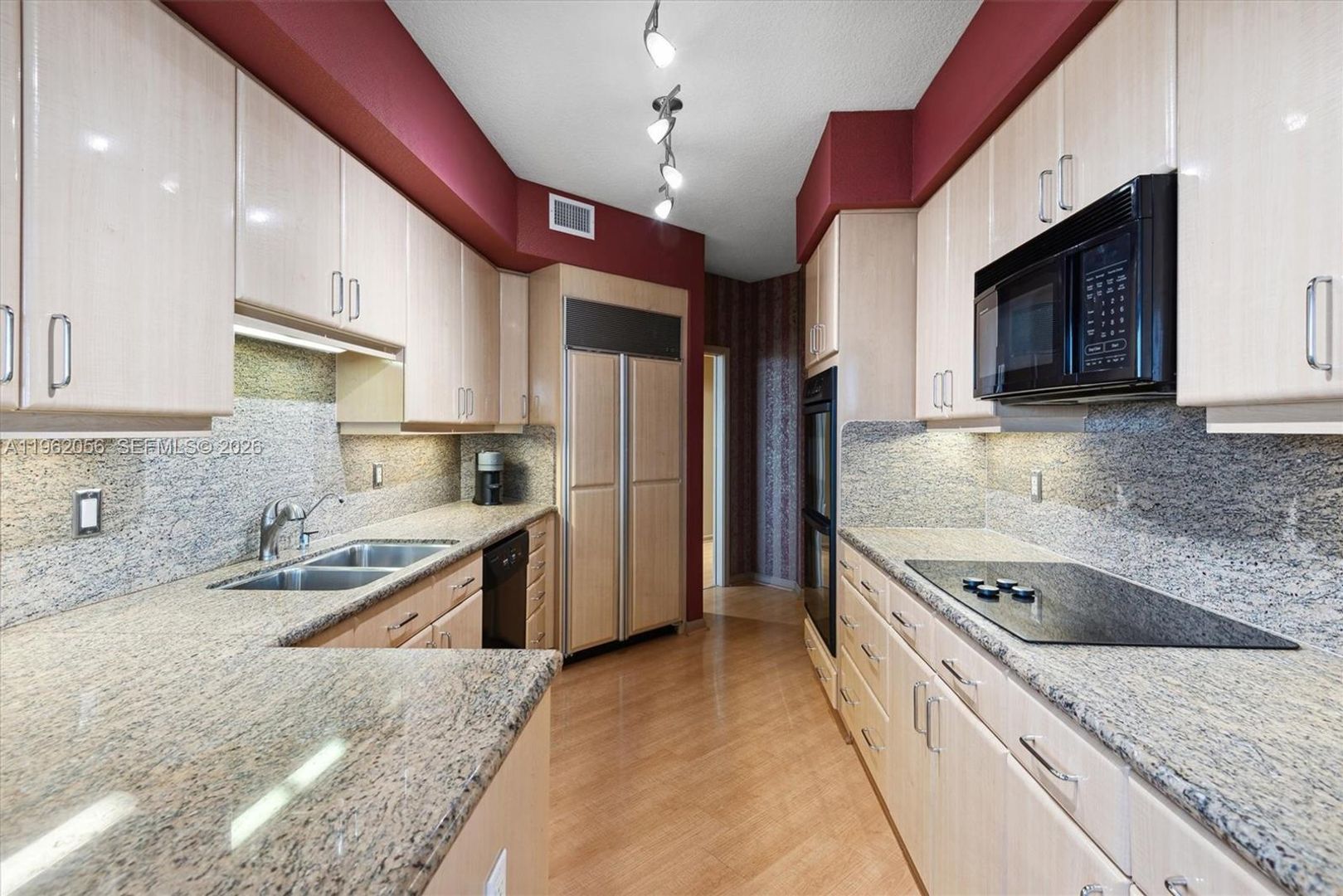 Hollywood House: 6051 N Ocean Drive 602