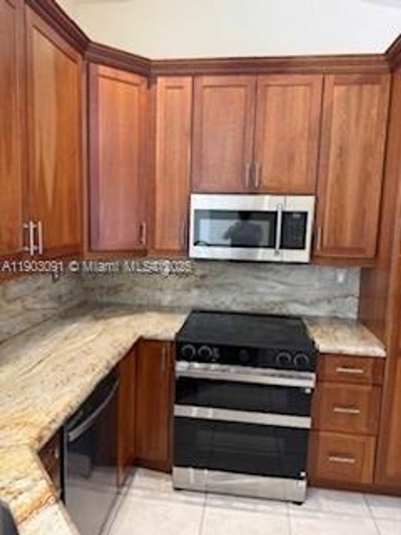 Hollywood House: 1140 Lidflower Street 1140