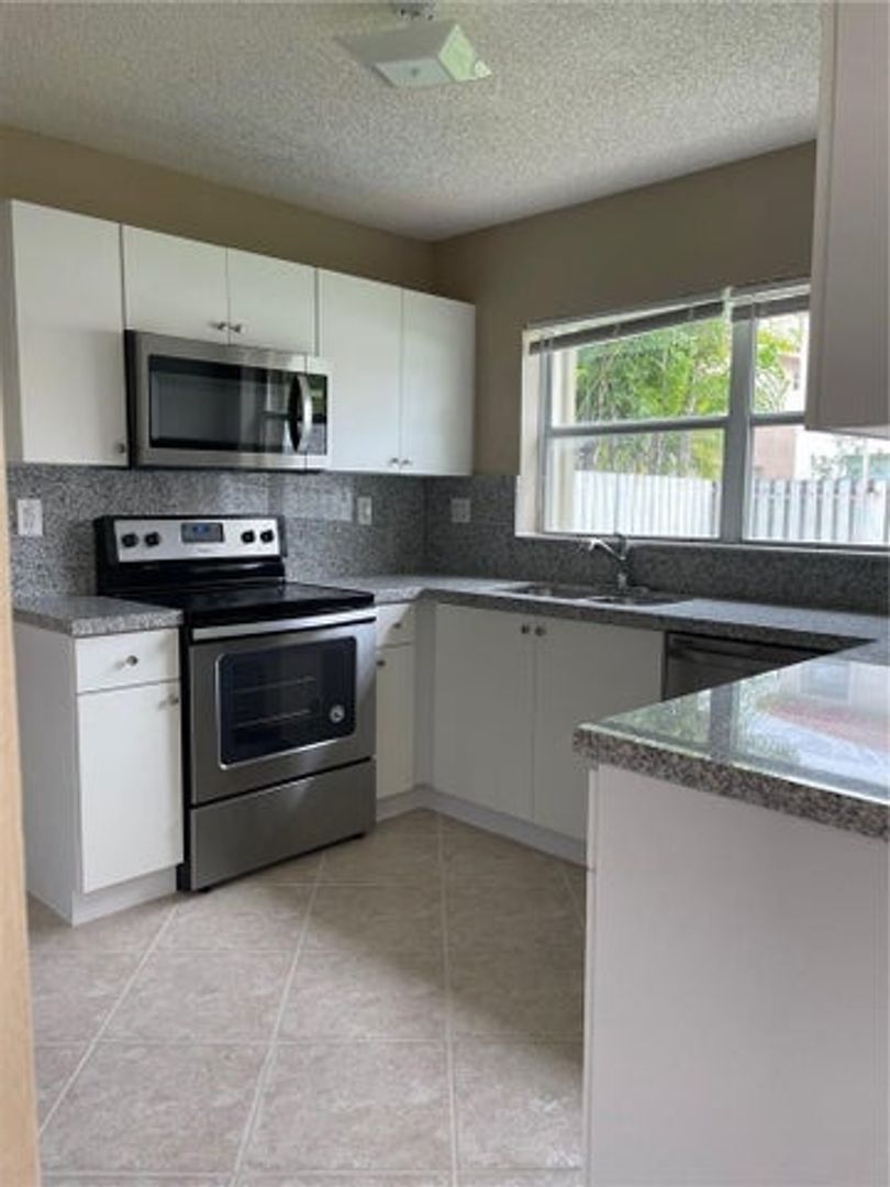 Pembroke Pines House: 19250 NW 12TH Manor