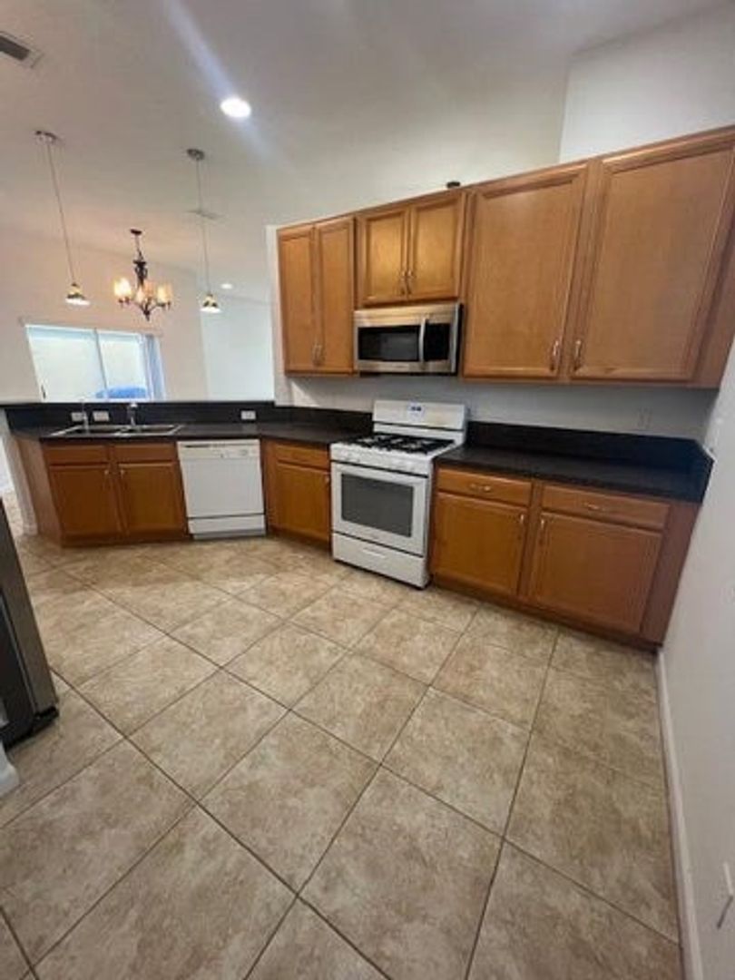 Royal Palm Beach House: 130 Newberry Lane
