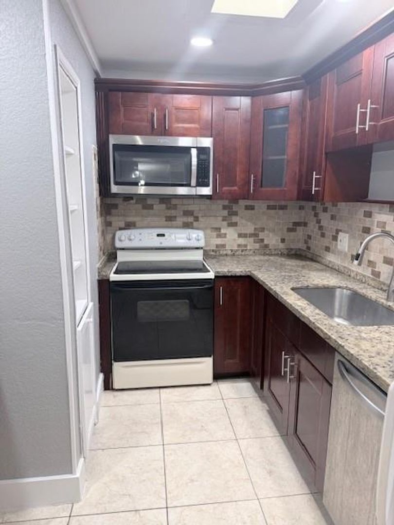 Deerfield Beach House: 212 NW 46th Court 212