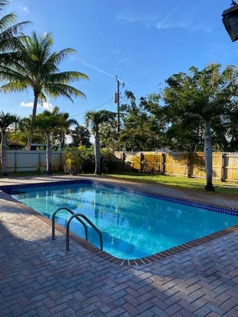 West Palm Beach House: 2545 PALM Road