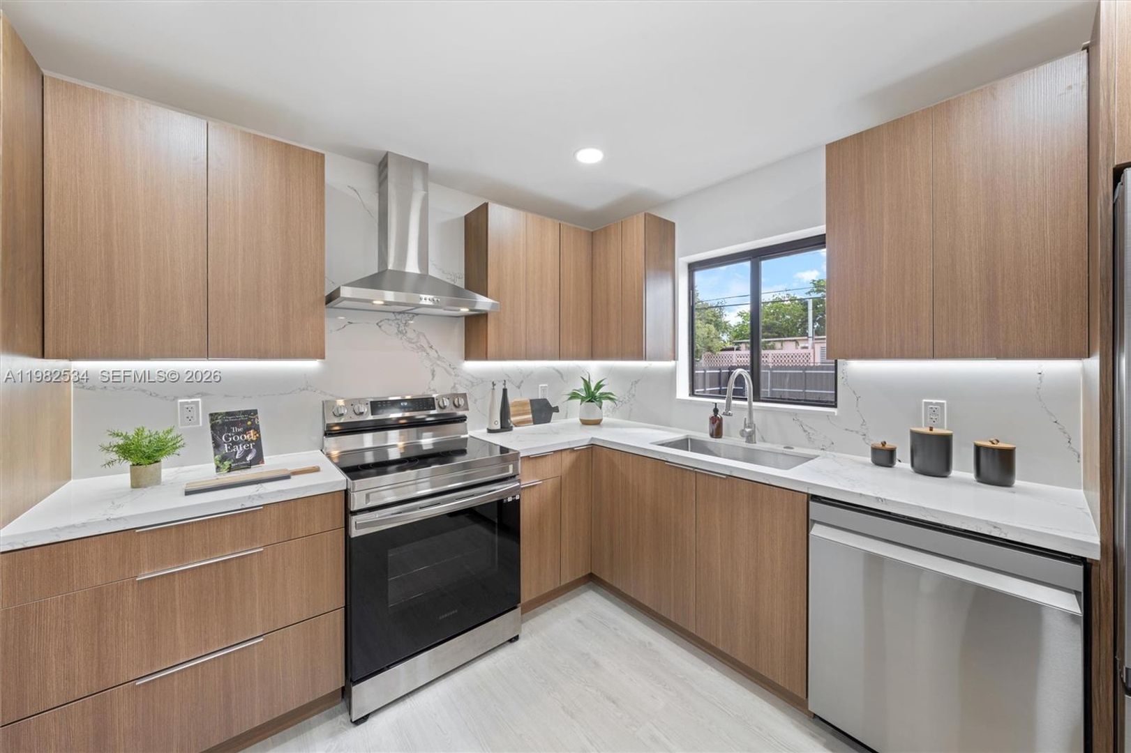 Hollywood House: 1305 N 31st Road