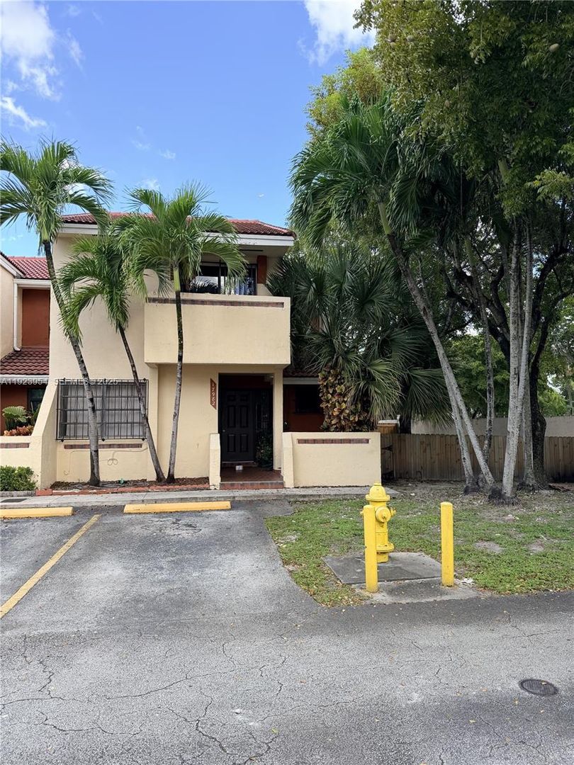 Hialeah House: 17982 NW 68th Avenue 11-C