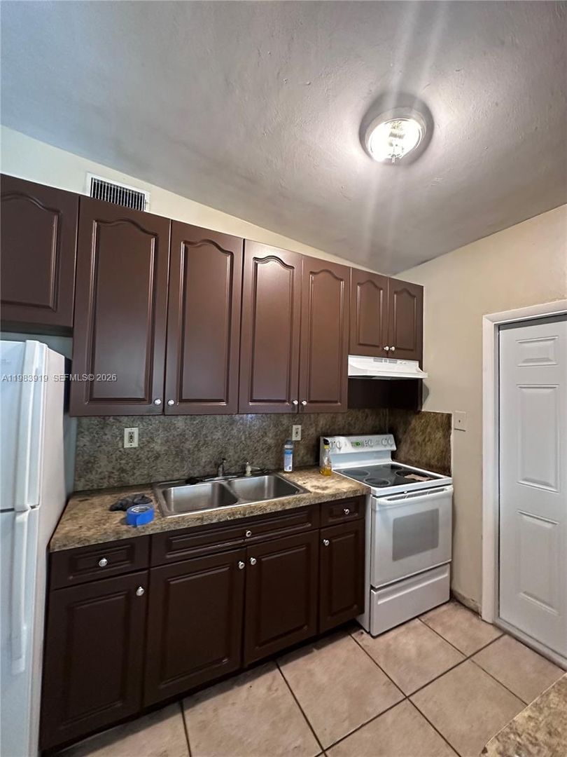 Lauderhill House: 320 NW 33rd Avenue