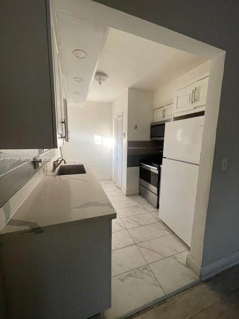 North Miami Beach House: 121 NE 169th Terrace