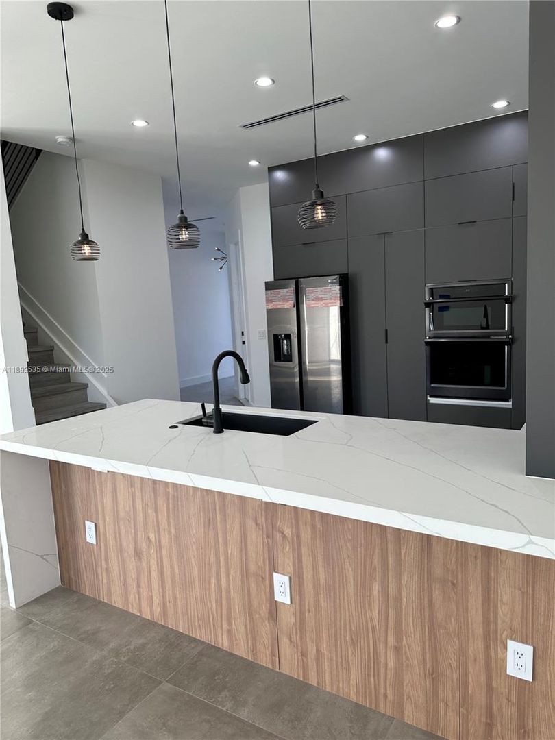 Dania Beach House: 4625 SW 32nd Avenue 1C