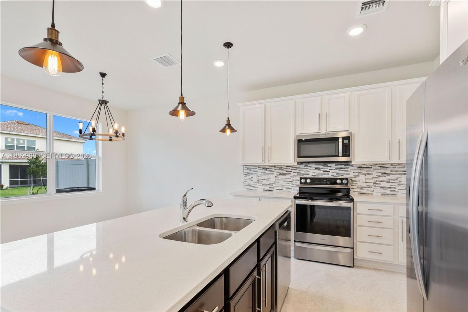 Hollywood House: 1455 Silk Oak Drive 1455