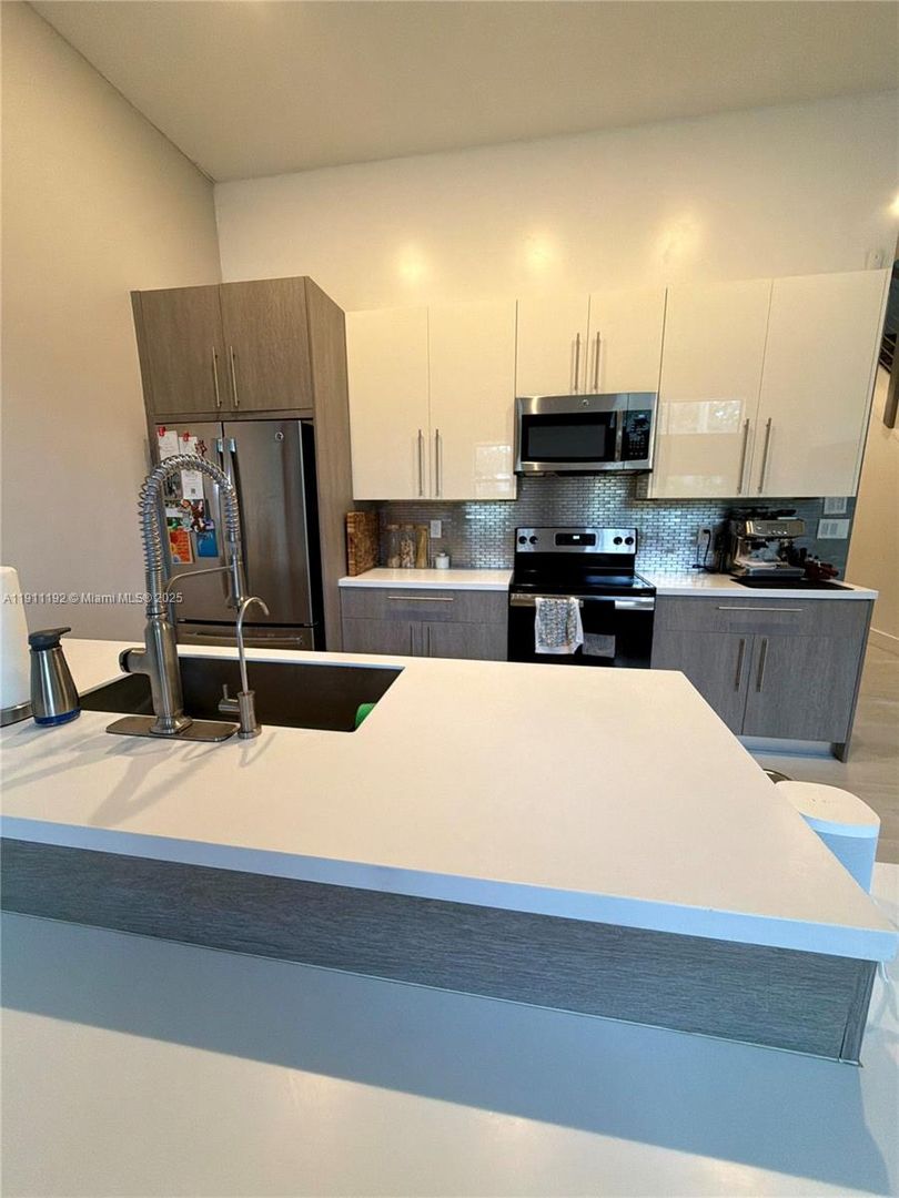 Plantation House: 913 NW 45th Terrace 913