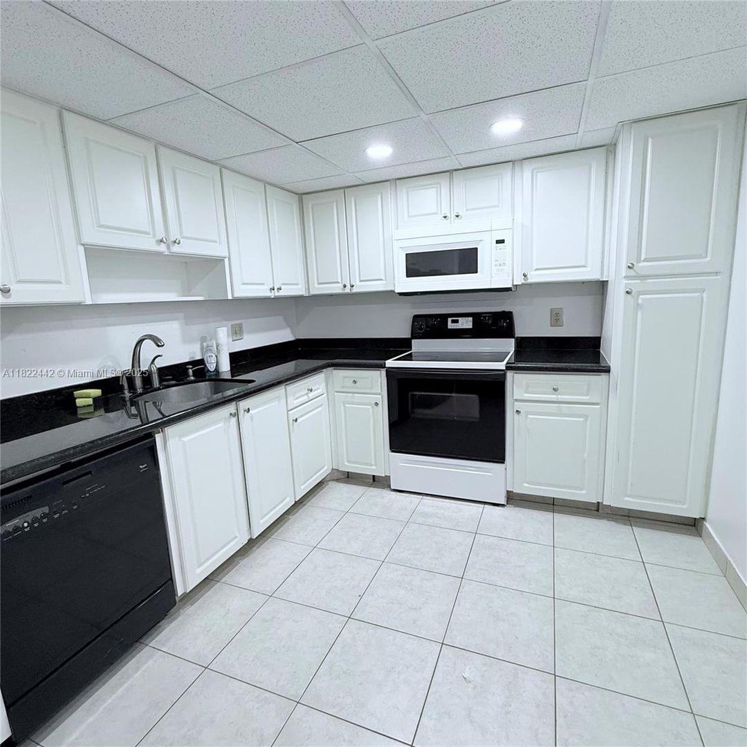 Pompano Beach House: 3980 Oaks Clubhouse Drive 302