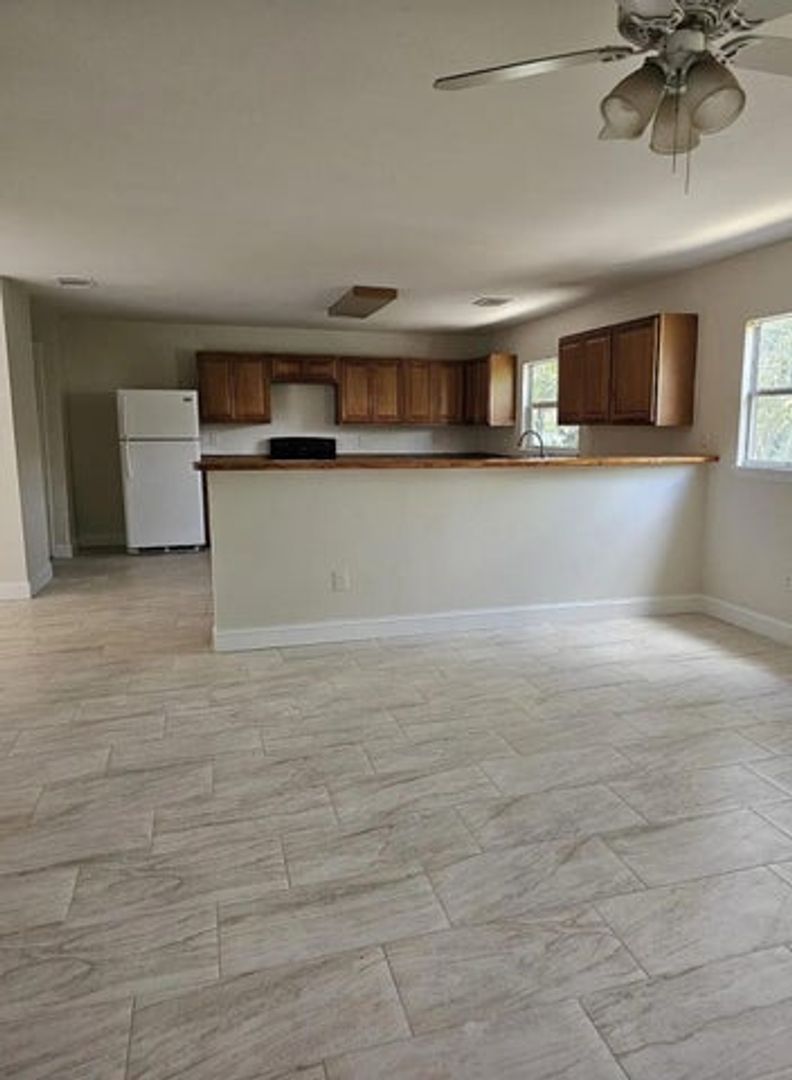 West Palm Beach House: 2013 SE Dock Street