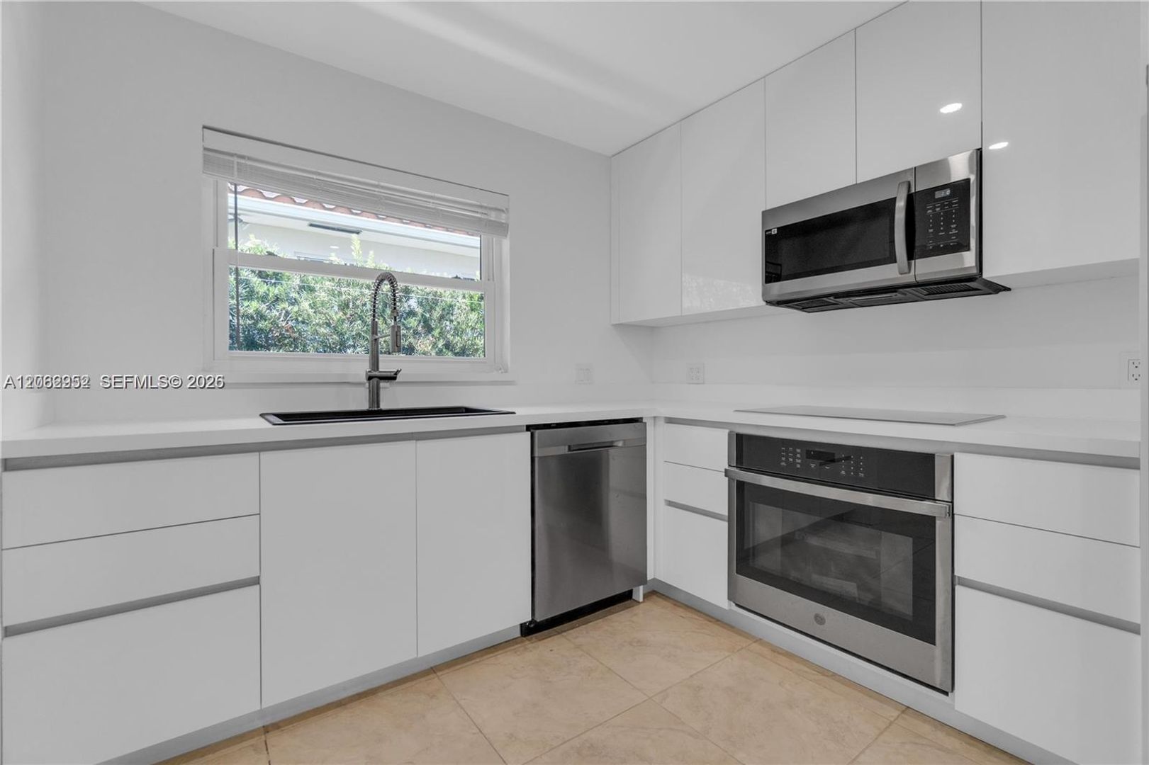 Hallandale Beach House: 806 NE 4th Street