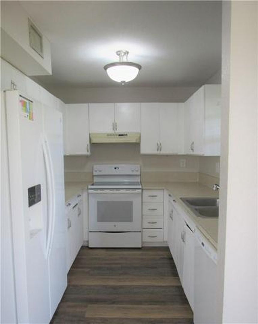Cooper City House: 5240 SW 121st Avenue