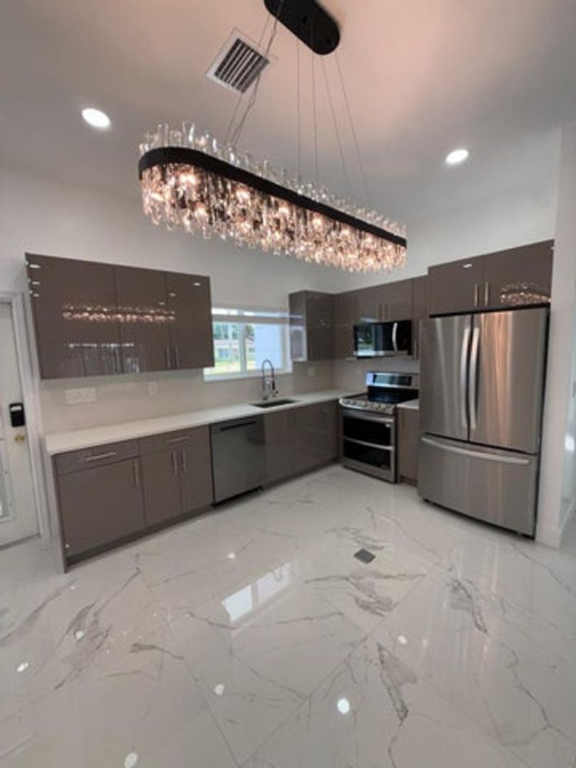 Margate House: 6319 Southgate Boulevard