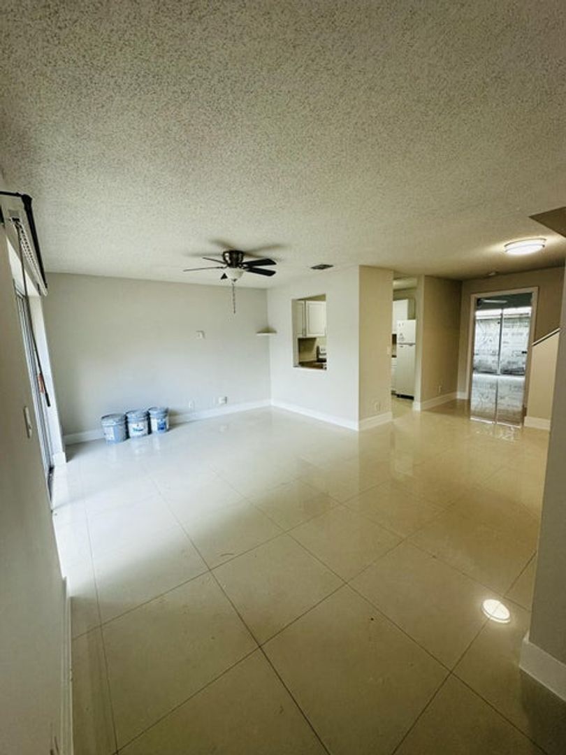 West Palm Beach House: 451 W Cypress Way