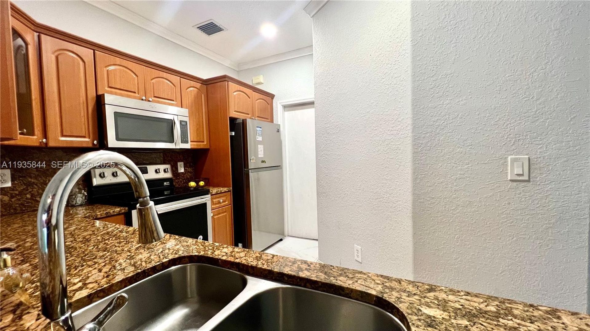 Miramar House: 17014 SW 39th Street